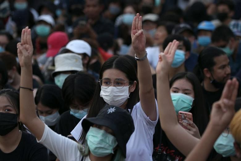 Featured Post Image - Pengunjuk rasa Thailand menyerukan pemerintah untuk mengundurkan diri