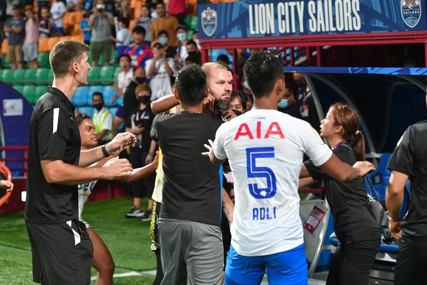 Featured Post Image - Sepak bola: Fracas pecah saat pemimpin SPL Lion City Sailors mengembalikan keunggulan 5 poin