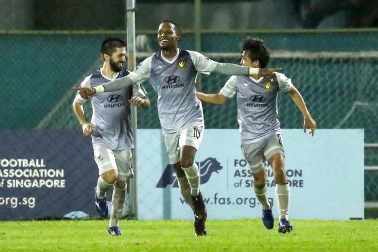 Featured Post Image - Sepak bola: Panggung ditetapkan untuk Webb untuk menebus kesalahan dan menyegel Liga Premier Singapura untuk Tampines