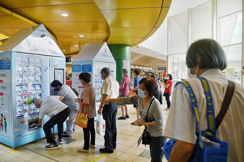 Featured Post Image - Hari pertama distribusi masker baru yang dapat digunakan kembali untuk penduduk Singapura sebagian besar sangat mudah