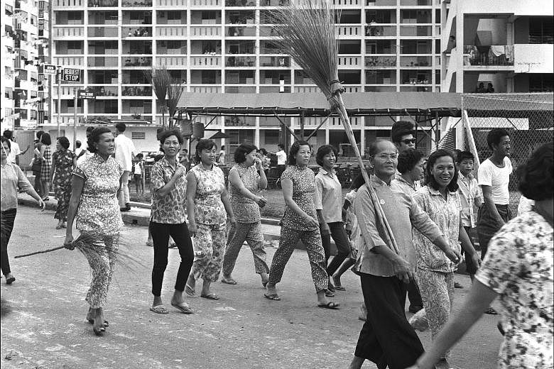 Featured Post Image - Warga Singapura mengambil bagian dalam Operasi Broomstick, sebuah inisiatif yang diluncurkan pada tahun 1968 untuk menjaga perkebunan HDB tetap bersih