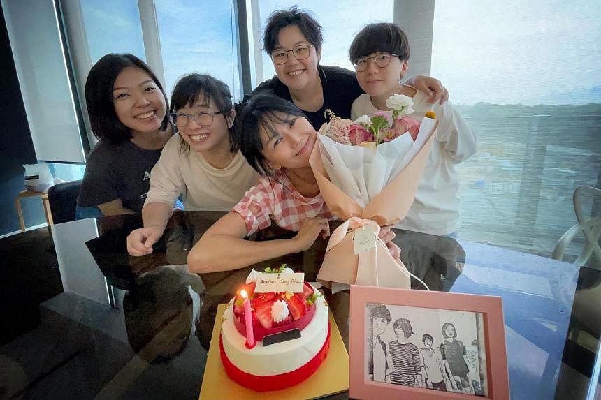 Featured Post Image - Penyanyi Stefanie Sun berusia 44 tahun dengan kue dan orang yang dicintai