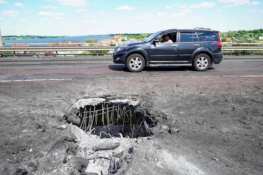 Featured Post Image - Ukraina Serang Jembatan yang Digunakan untuk Pasokan Rusia di Wilayah Selatan yang Diduduki