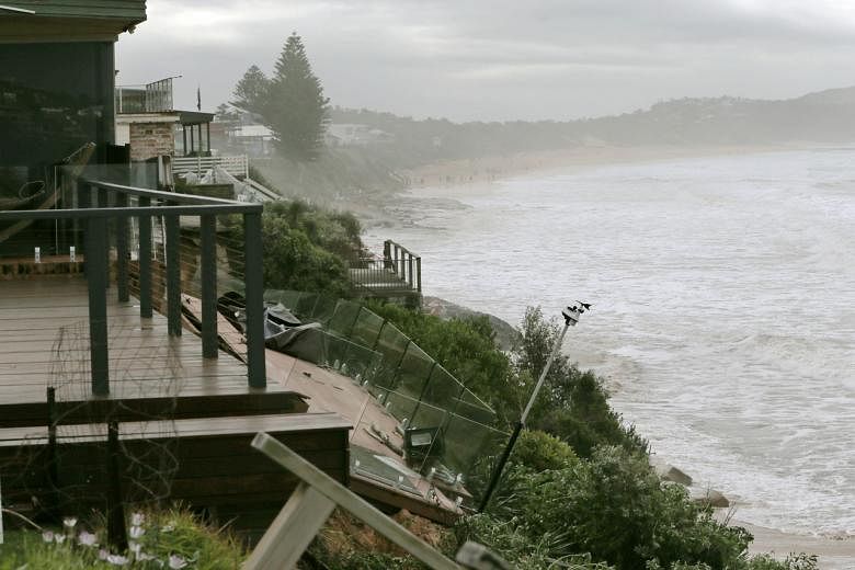 Featured Post Image - Rumah-rumah di ambang kehancuran saat laut liar menghantam pantai timur Australia