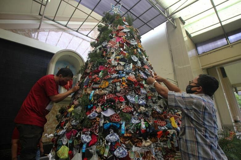 Featured Post Image - Gereja Indonesia hiasi pohon Natal dengan masker, sanitiser untuk mempromosikan kesadaran Covid-19