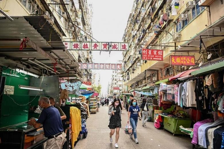 Featured Post Image - Penduduk Hong Kong didesak untuk tinggal di rumah di tengah kekhawatiran gelombang Covid-19 terburuk; gelembung perjalanan dengan S’pore tertunda